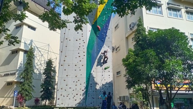 
					Latihan rutin mingguan Wall Climbing UKM MAHAPEKA UIN Bandung di area Kampus, Senin (2/6/2025)
(Sumber Foto: Anisa Triani/Kala Moeda)