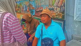 Dede merupakan seorang Seniman sekaligus Pedagang Lukisan di Jalan Braga, Kota Bandung, Minggu (1/6/25).