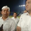 Gubernur Jawa Barat Dedi Mulyadi saat mendampingi Ketua Pelaksana Piala Presiden 2025 di Stadion Si Jalak Harupat, Rabu malam (KOMPAS.COM/M. Elgana Mubarokah)