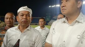 Gubernur Jawa Barat Dedi Mulyadi saat mendampingi Ketua Pelaksana Piala Presiden 2025 di Stadion Si Jalak Harupat, Rabu malam (KOMPAS.COM/M. Elgana Mubarokah)
