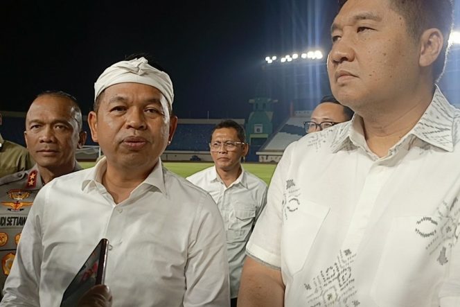 
					Gubernur Jawa Barat Dedi Mulyadi saat mendampingi Ketua Pelaksana Piala Presiden 2025 di Stadion Si Jalak Harupat, Rabu malam (KOMPAS.COM/M. Elgana Mubarokah)
