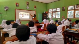 Guru menjelaskan materi pelajaran dengan bantuan proyektor, siswa-siswi tampak antusias menyimak di dalam kelas, Rabu (16/7/2023). Sumber foto: Esensi TV