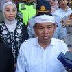 Gubernur Jawa Barat memberikan keterangan kepada awak media terkait kebijakan jam malam pelajar yang mulai diberlakukan pekan ini. (30/5/25)
(Sumber Foto: Suara.com)