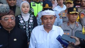 Gubernur Jawa Barat memberikan keterangan kepada awak media terkait kebijakan jam malam pelajar yang mulai diberlakukan pekan ini. (30/5/25)
(Sumber Foto: Suara.com)