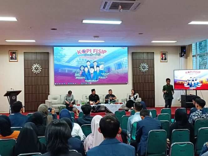 
					Kajian Opini Publik (KOPI) DEMA FISIP UIN, di kampus 1 UIN Bandung, pada Senin (2/6/25).
Muhammad Annazriel S/Kala Moeda,