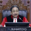 Ketua Hakim Suhartoyo menyampaikan putusan Mahkamah Konstitusi yang mewajibkan pemerintah untuk menyediakan pendidikan gratis bagi jenjang SD dan SMP, baik swasta maupun negeri, Pada Selasa (27/5/2025). Sumber foto: Humas MK