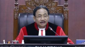 Ketua Hakim Suhartoyo menyampaikan putusan Mahkamah Konstitusi yang mewajibkan pemerintah untuk menyediakan pendidikan gratis bagi jenjang SD dan SMP, baik swasta maupun negeri, Pada Selasa (27/5/2025). Sumber foto: Humas MK