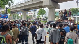 Sekelompok massa yang mengatasnamakan diri sebagai mahasiswa asal Papua mengadakan unjuk rasa di depan Kantor Kementerian Hak Asasi Manusia (HAM) di Jakarta Selatan pada Selasa, 3 Juni 2025. Sumber foto: Kompas.com