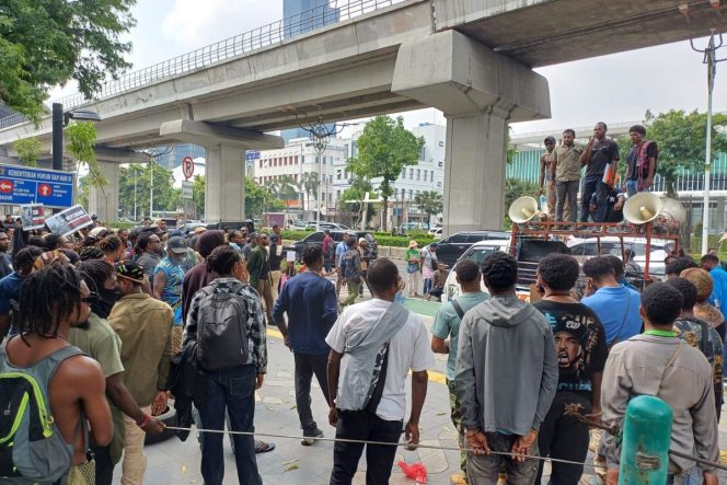 Sekelompok massa yang mengatasnamakan diri sebagai mahasiswa asal Papua mengadakan unjuk rasa di depan Kantor Kementerian Hak Asasi Manusia (HAM) di Jakarta Selatan pada Selasa, 3 Juni 2025. Sumber foto: Kompas.com