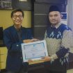 Mahasiswa Fakultas Adab dan Humaniora, Palendika Alindira telah menerbitkan 15 jurnal ilmiah, berfoto bersama Wakil Rektor 1 UIN Bandung, Dadan Rusmana, pada Senin (2/6/25)
(Sumber Foto: Dok. Pribadi Palendika via WhatsApp)