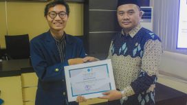 Mahasiswa Fakultas Adab dan Humaniora, Palendika Alindira telah menerbitkan 15 jurnal ilmiah, berfoto bersama Wakil Rektor 1 UIN Bandung, Dadan Rusmana, pada Senin (2/6/25)
(Sumber Foto: Dok. Pribadi Palendika via WhatsApp)