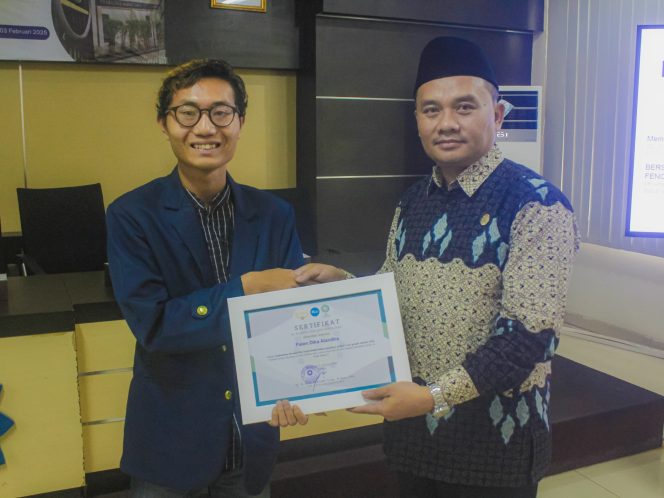
					Mahasiswa Fakultas Adab dan Humaniora, Palendika Alindira telah menerbitkan 15 jurnal ilmiah, berfoto bersama Wakil Rektor 1 UIN Bandung, Dadan Rusmana, pada Senin (2/6/25)
(Sumber Foto: Dok. Pribadi Palendika via WhatsApp)