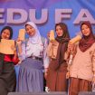 Penyerahan penghargaan kepada peserta yang berkontribusi di panggung Edu Fair 2025, pada Senin (2/6/25). Sumber foto: Six Picture Production