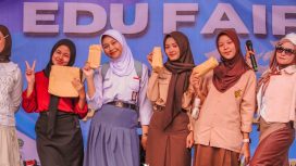 Penyerahan penghargaan kepada peserta yang berkontribusi di panggung Edu Fair 2025, pada Senin (2/6/25). Sumber foto: Six Picture Production