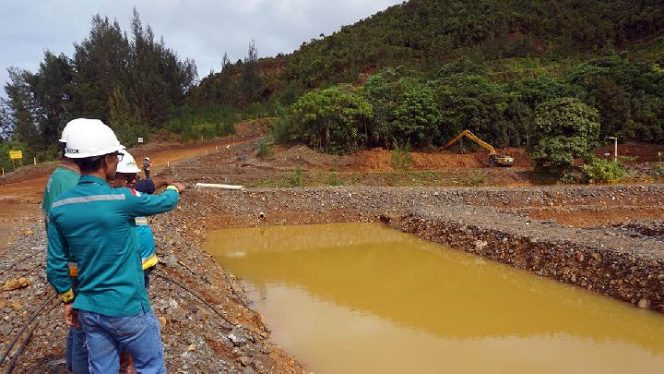 
					Seorang pegawai PT Gag Nikel memperlihatkan kolam penampungan air bekas tambang yang berada di Pulau Gag, Distrik Waigeo Barat Kepulauan, Kabupaten Raja Ampat, Papua Barat Daya, pada 8 Juni 2025. (Antara/Mulalinda).