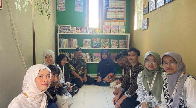 Peresmian Perpustakaan di Madrasah Ibtidaiyah (MI) As-Sibyan di Desa Nanjungjaya, Kec. Kersamanah, Kab. Garut pada Kamis, (21/08/2025) (Sumber foto: Dokumentasi pribadi)