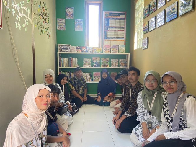 
					Peresmian Perpustakaan di Madrasah Ibtidaiyah (MI) As-Sibyan di Desa Nanjungjaya, Kec. Kersamanah, Kab. Garut pada Kamis, (21/08/2025) (Sumber foto: Dokumentasi pribadi)