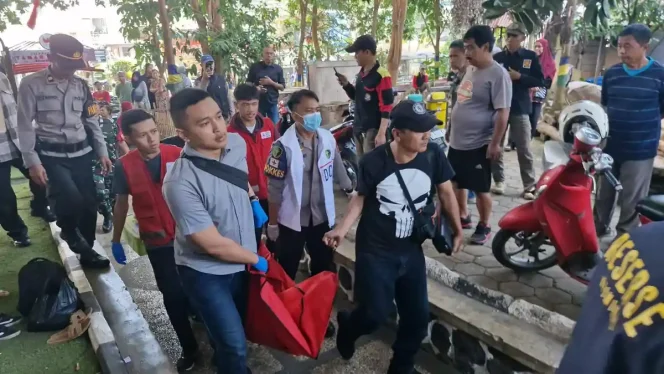 
					Seorang pemuda meloncat dari jembatan Pasopati, Kota Bandung, Selasa (10/2/2026) pagi. Petugas PMI melakukan evakuasi untuk dibawa ke RS Sartika Asih (Sumber Foto: Jabar TribunNews