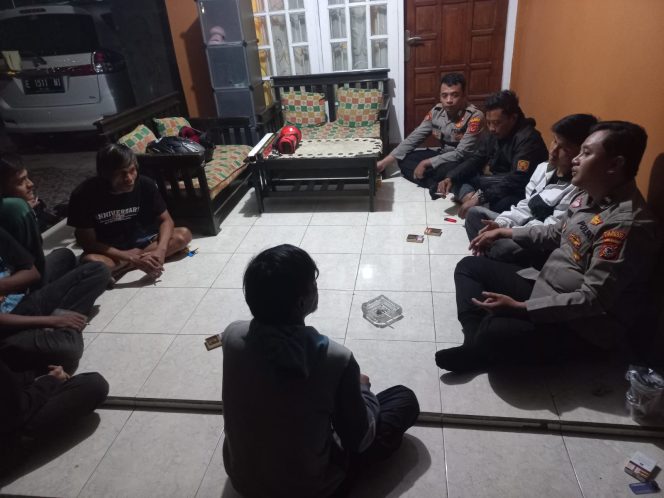 
					Tribratanews Polresta Cirebon - Personel Polsek Pabedilan melakukan dialog preventif dengan remaja (Foto: Tribratanews Polresta Cirebon)