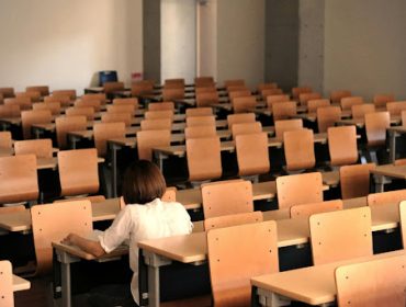 Ilustrasi pelajar di ruang kelas. Isu kesehatan mental remaja menjadi perhatian dalam beberapa tahun terakhir. Foto: Unsplash